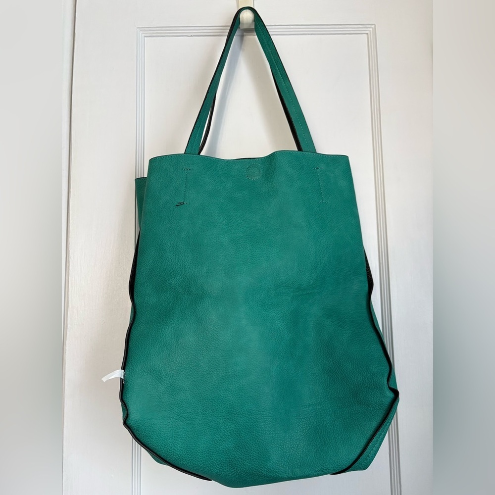 Elegant Emerald Green Pebbled Tote Bag – Large Minimalist Shoulder Handbag